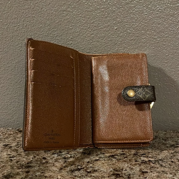 Authentic LV Wallet - Picture 7 of 11